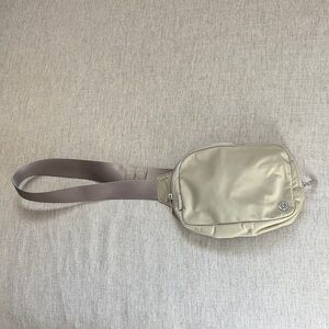 Lululemon Athletica Cream 2L Crossbody Bag Raw Linen